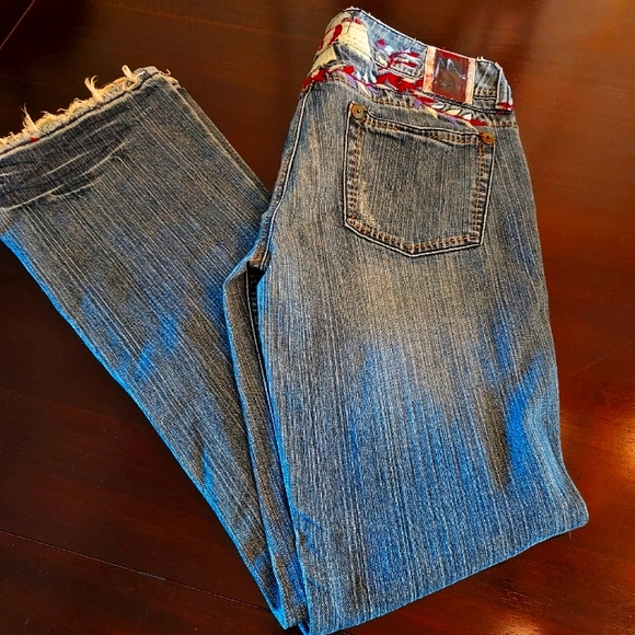 Marlow Vintage Originals: Embroidered Jeans: Made in Hong Kong. - Picture 2 of 16